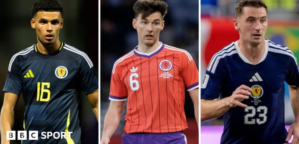 Tres jugadores de Escocia en uniforme de fútbol