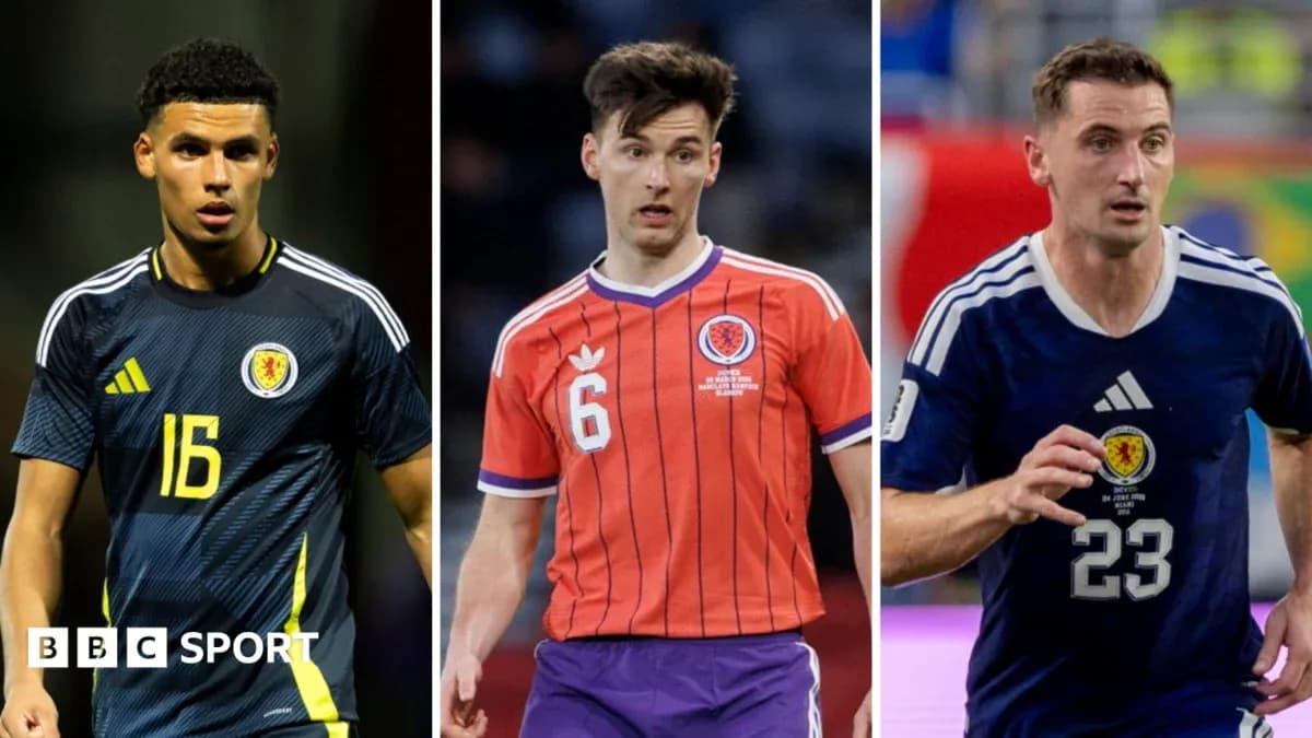 Tres jugadores de Escocia en uniforme de fútbol