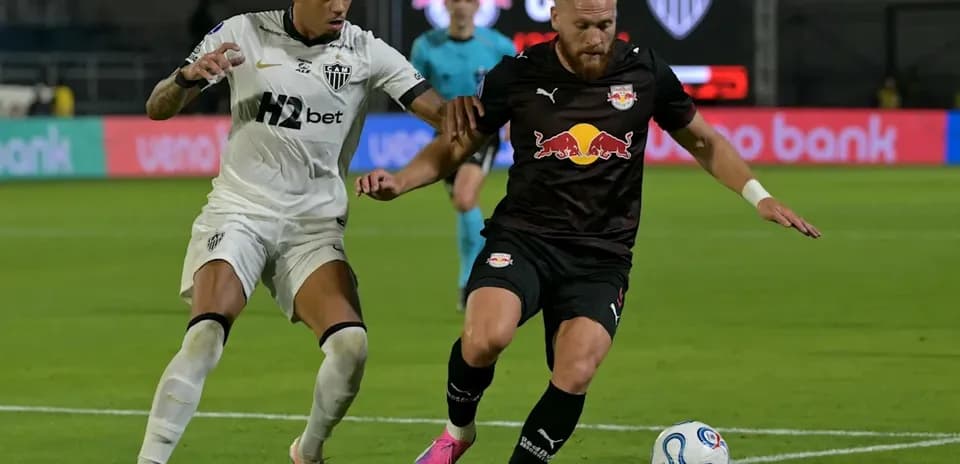 Dos jugadores disputando el balón durante un partido