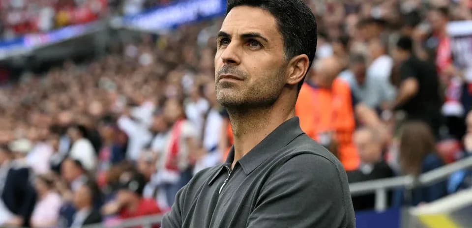 Entrenador observando el partido desde la banda