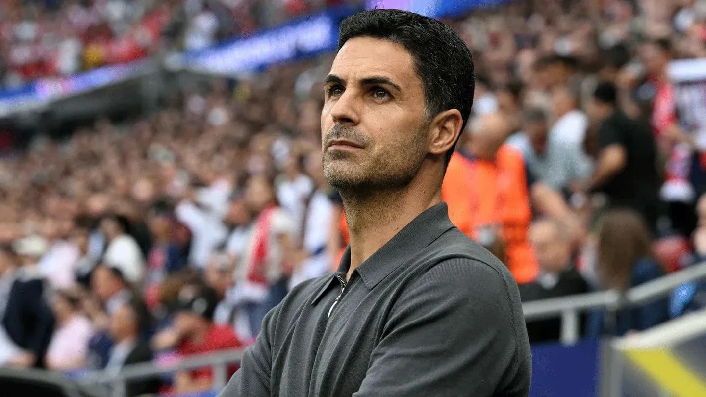 Entrenador observando el partido desde la banda
