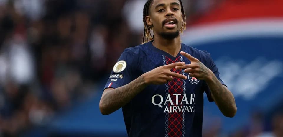 Jugador de PSG haciendo un gesto en el campo
