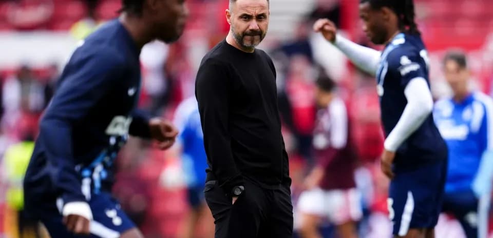Entrenador observando calentamiento de jugadores en campo