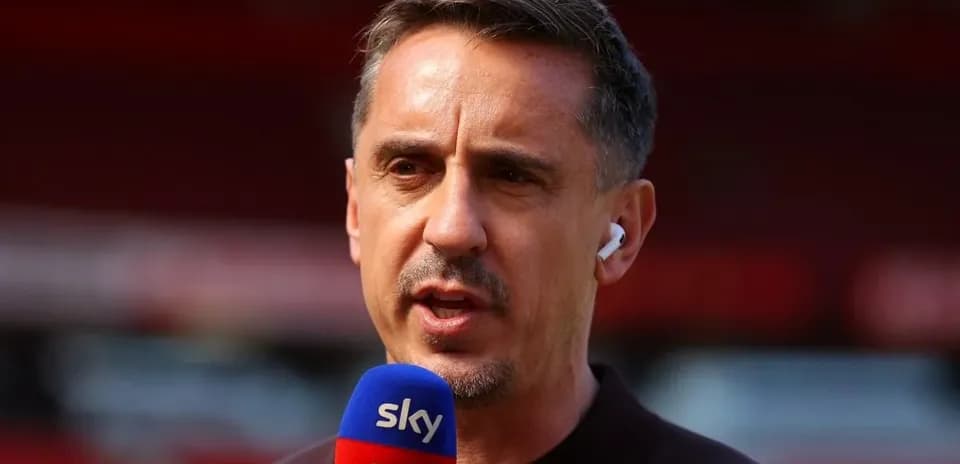 Analista deportivo hablando en micrófono de Sky Sports