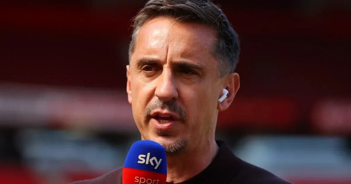 Analista deportivo hablando en micrófono de Sky Sports