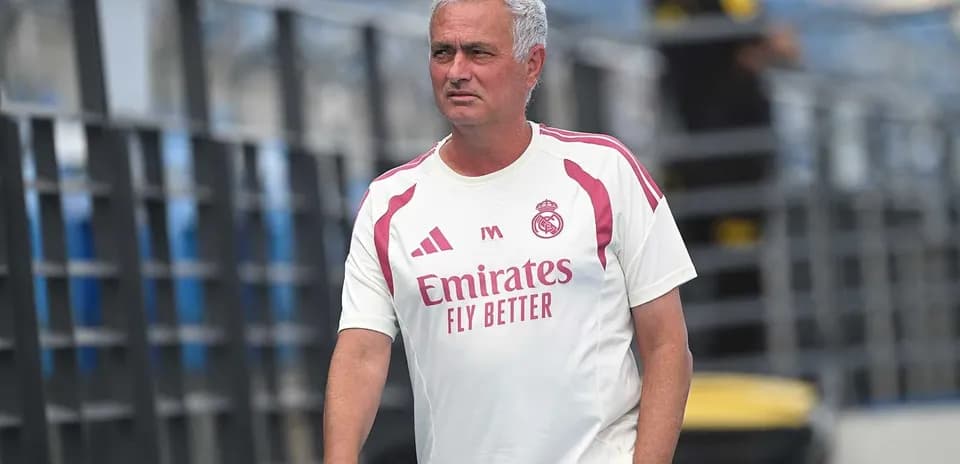 Entrenador de fútbol caminando en el campo