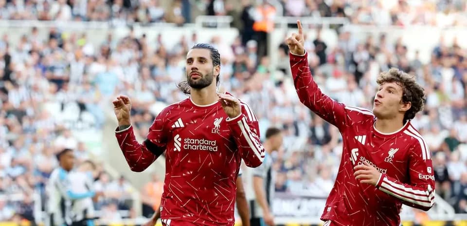 Jugadores de Liverpool celebrando un gol en el estadio