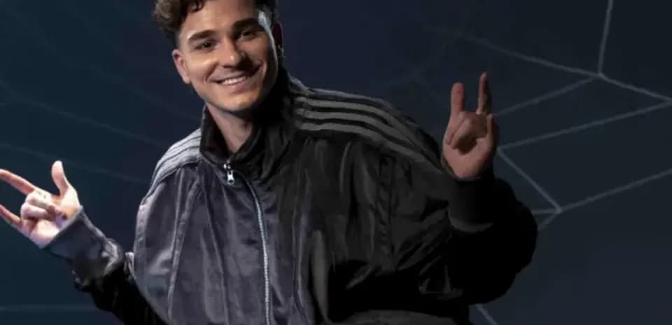Persona sonriendo con gesto de paz y rock
