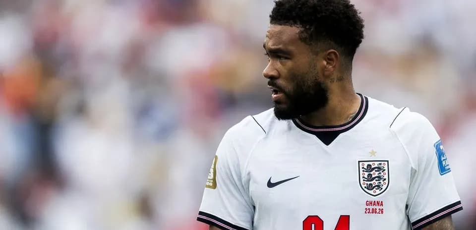 Jugador de Inglaterra con camiseta blanca durante el partido