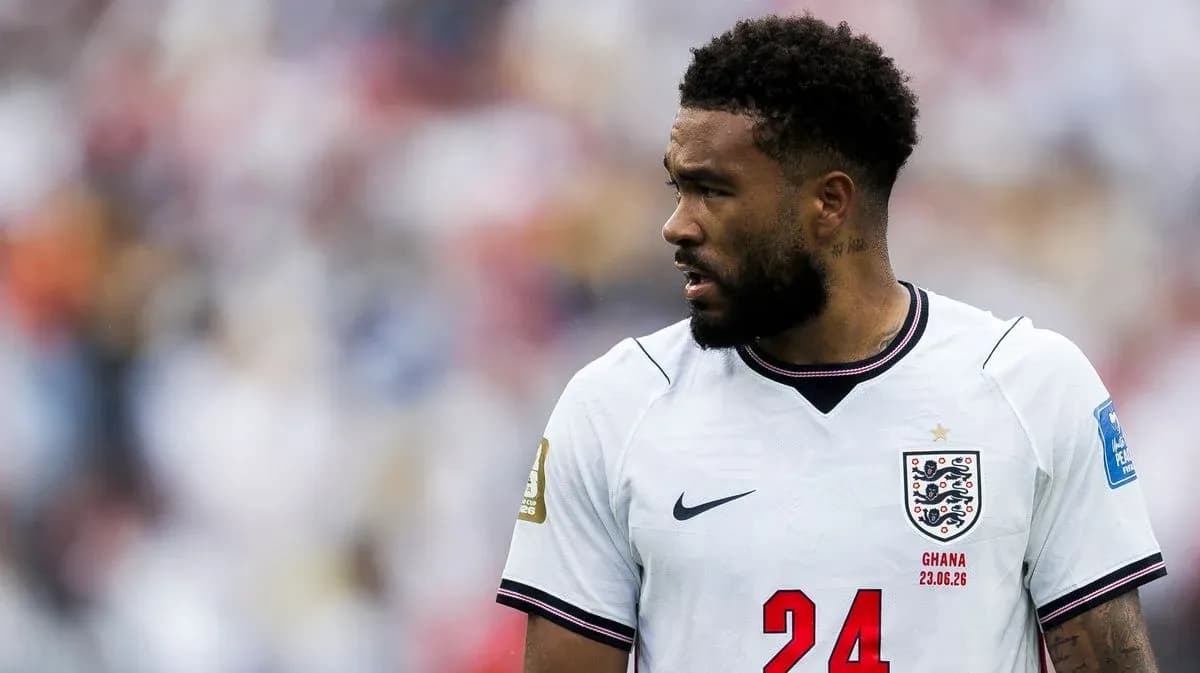 Jugador de Inglaterra con camiseta blanca durante el partido