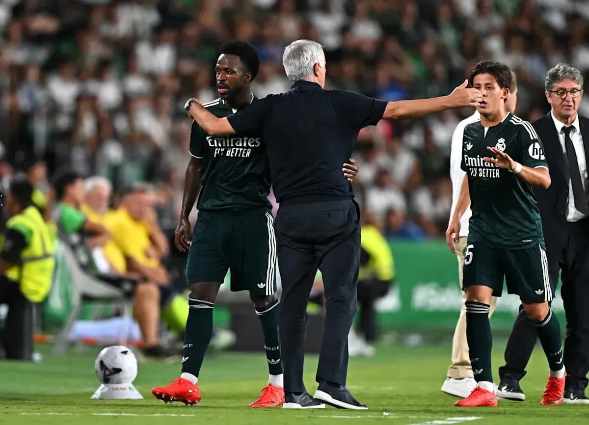 Entrenador hablando con jugadores en la banda