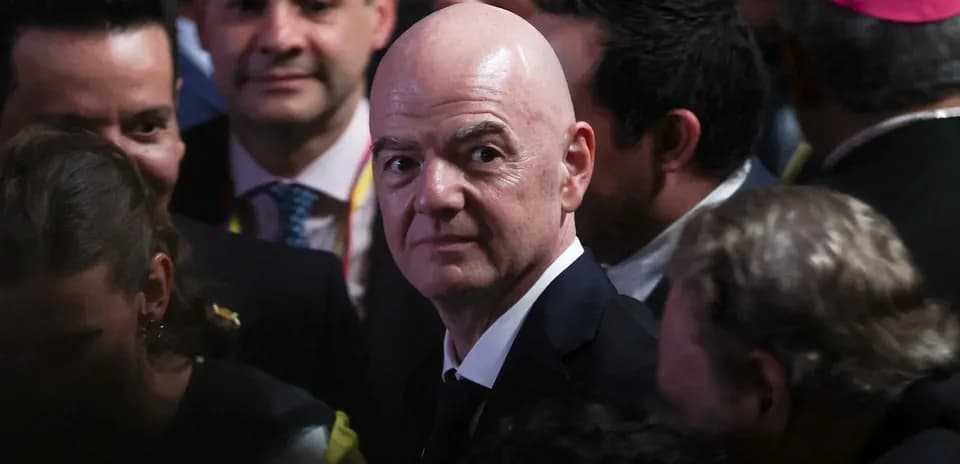 Gianni Infantino rodeado de personas en evento