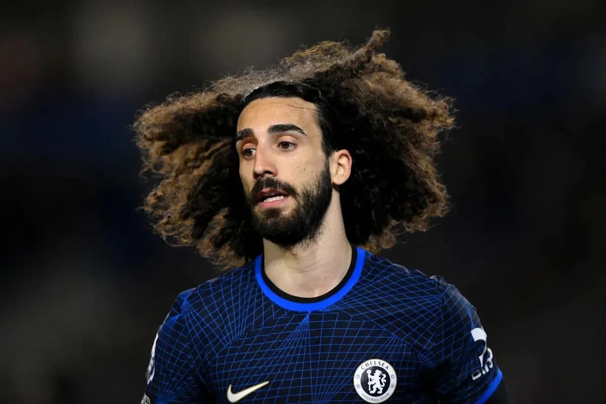 Jugador de Chelsea con cabello rizado en acción