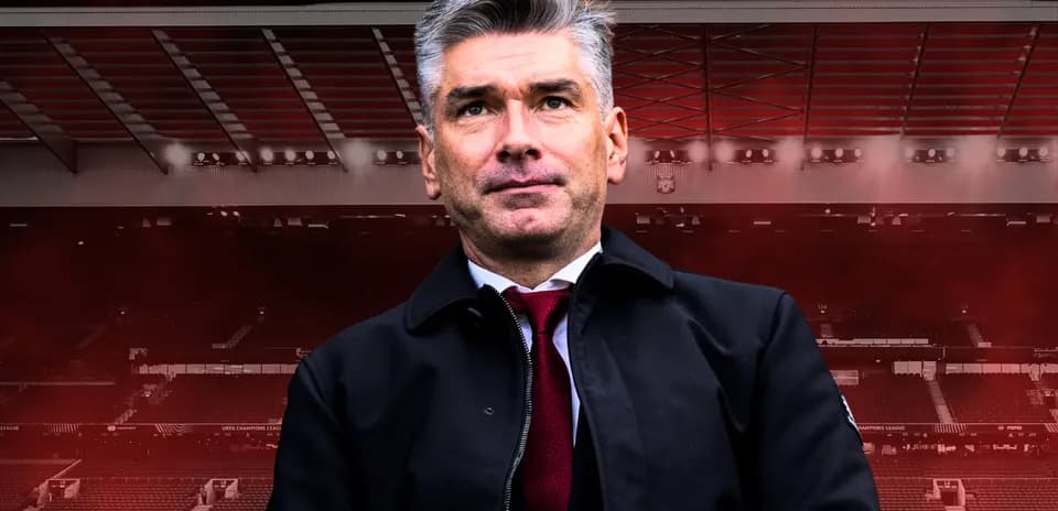 Entrenador posando en el estadio con fondo rojo
