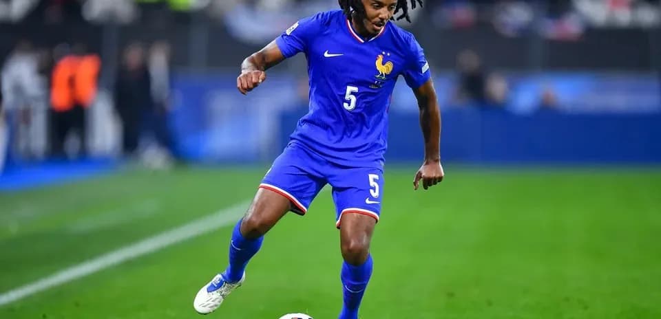 Jugador de Francia controlando el balón en el campo