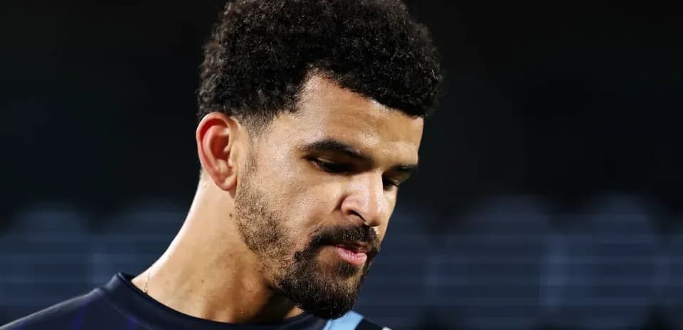 Jugador mirando hacia abajo en el campo