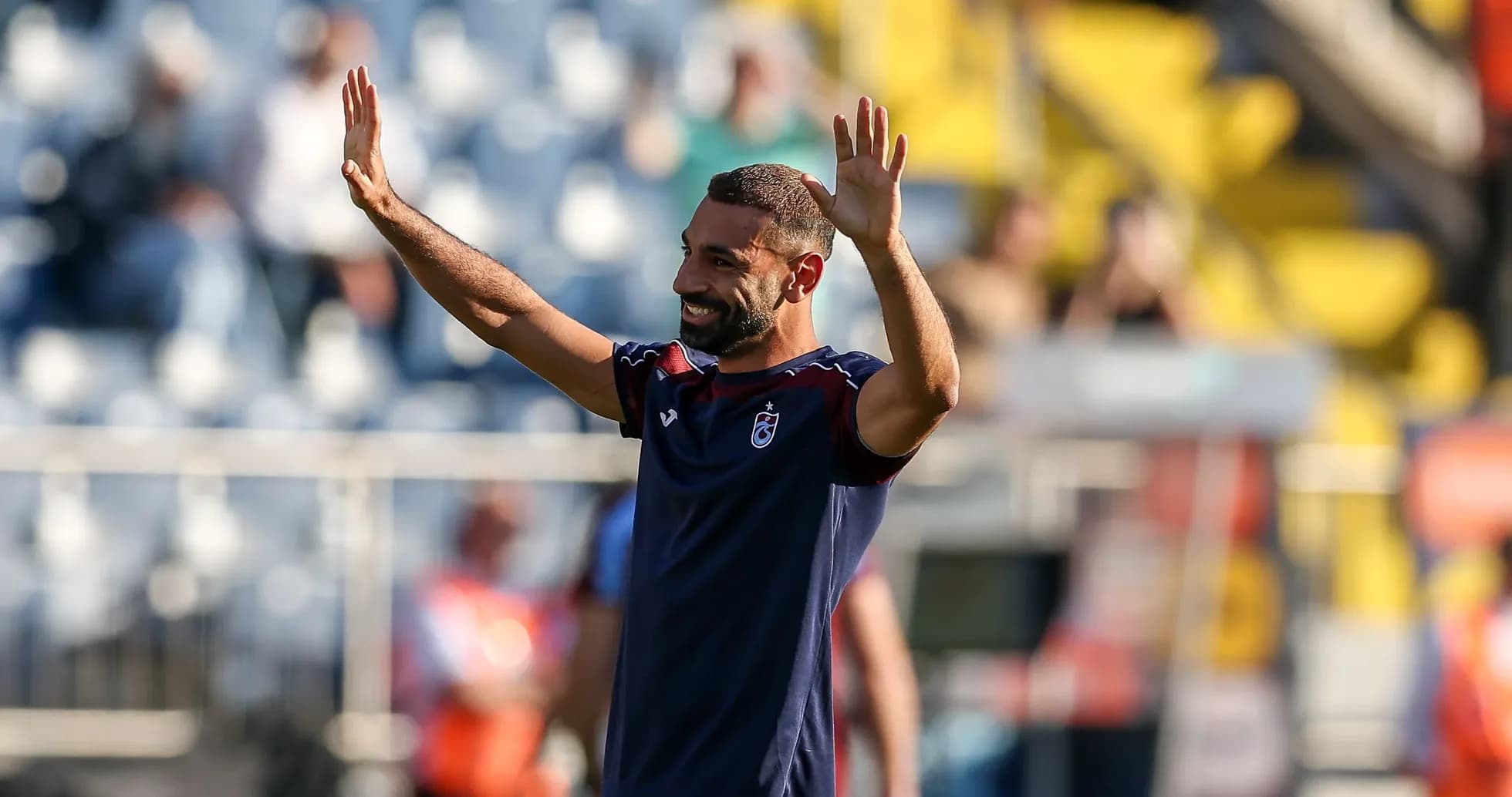 Jugador saludando durante el calentamiento en el estadio