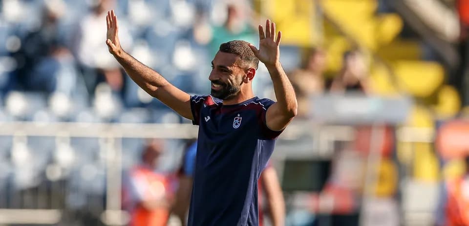 Jugador saludando durante el calentamiento en el estadio