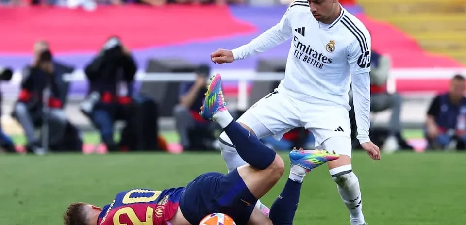 Un jugador de Barcelona en el suelo durante el partido