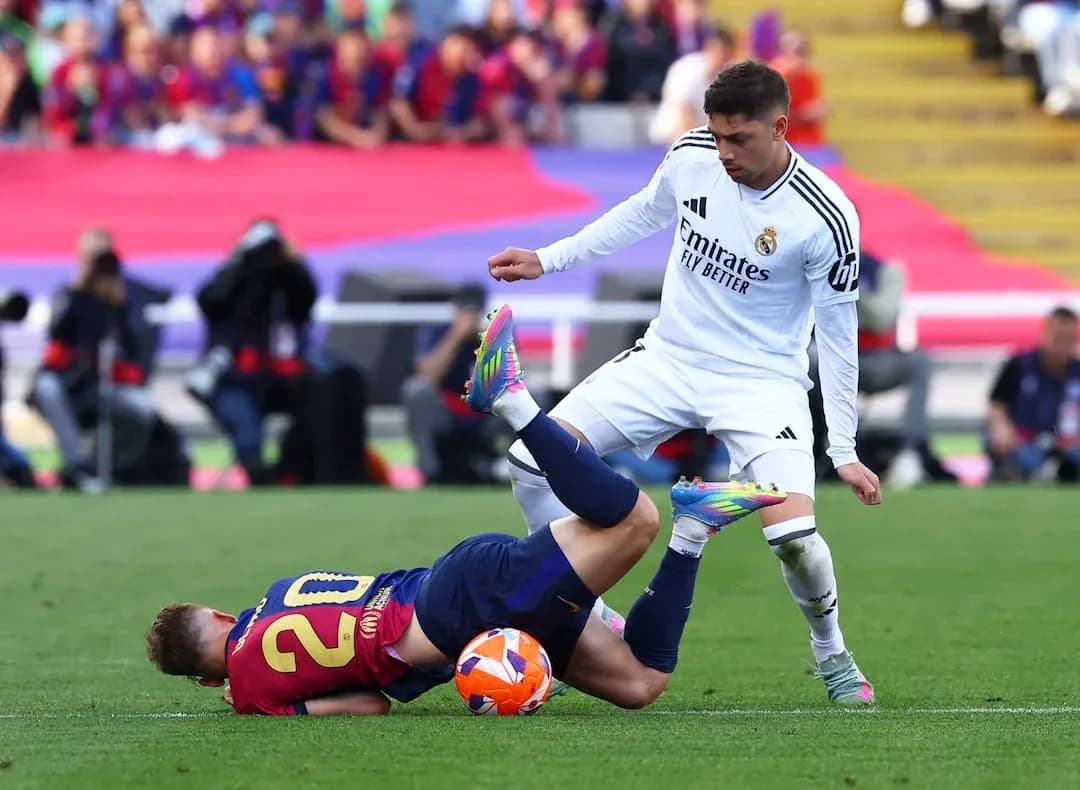 Un jugador de Barcelona en el suelo durante el partido