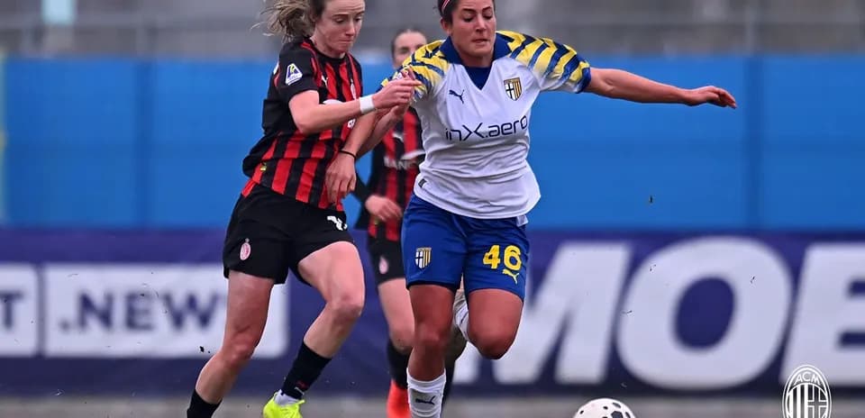 Jugadora de AC Milan compitiendo con jugadora de Parma