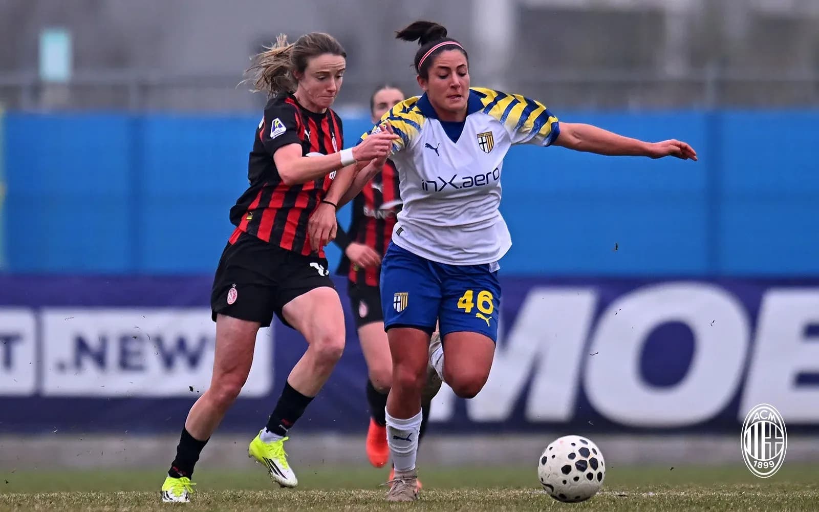 Jugadora de AC Milan compitiendo con jugadora de Parma