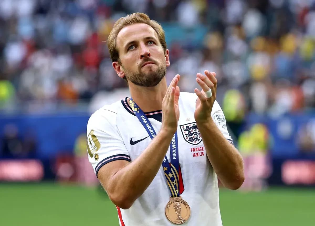 Jugador aplaudiendo con medalla en el cuello