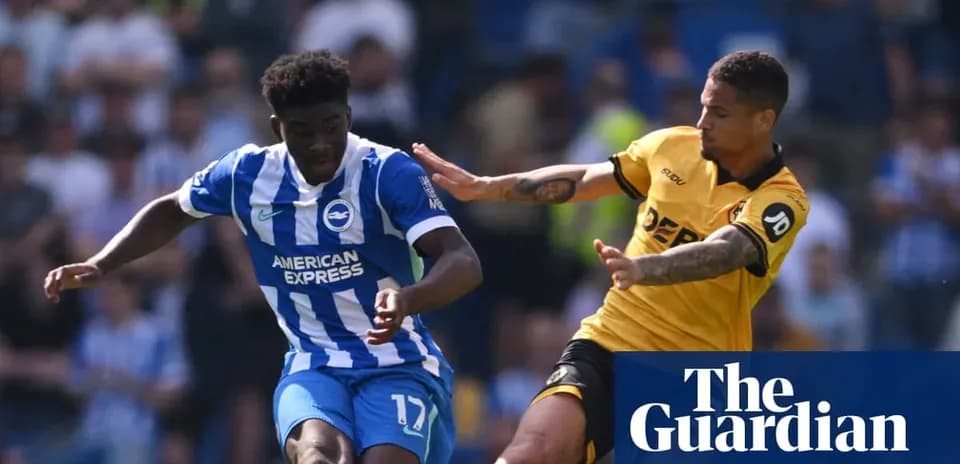 Jugador de Brighton esquivando a oponente durante partido