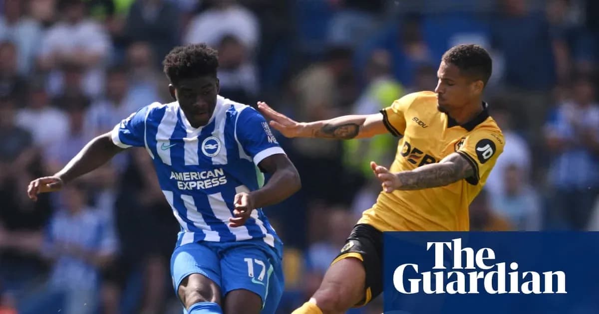 Jugador de Brighton esquivando a oponente durante partido