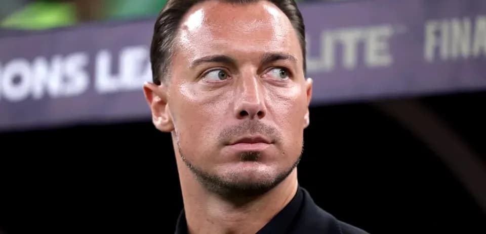 Entrenador observando el partido desde la banca