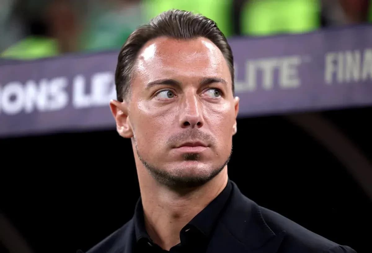 Entrenador observando el partido desde la banca