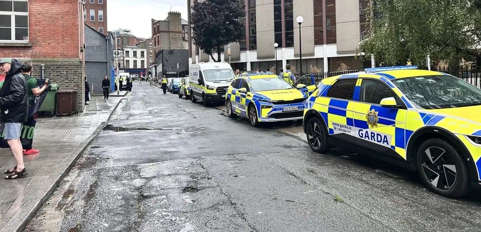 Varios vehículos de Garda estacionados en la calle
