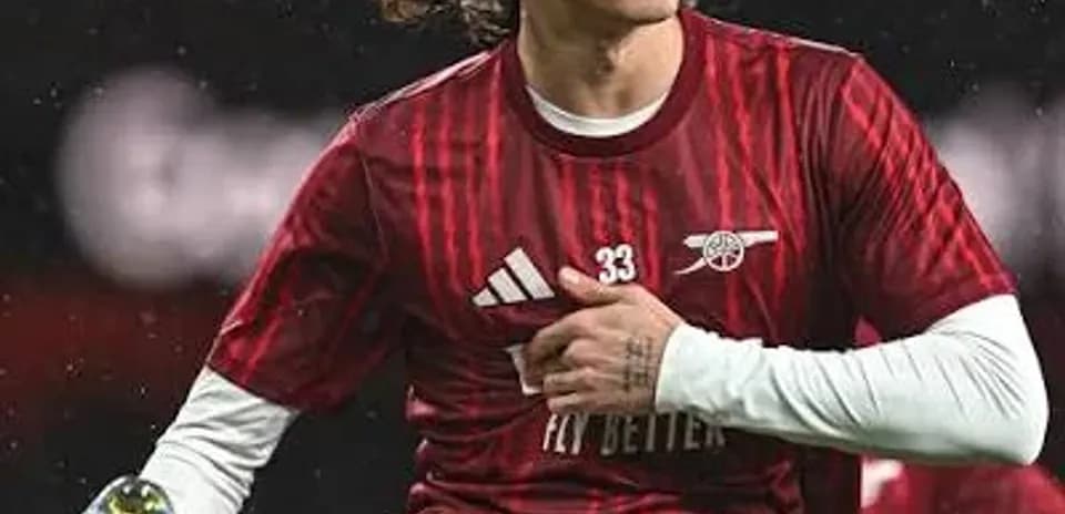Jugador de Arsenal realizando ejercicio en el campo