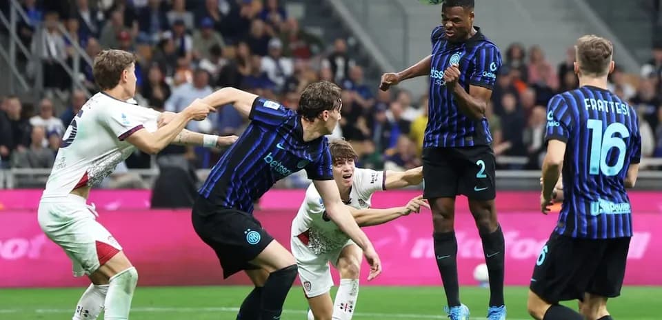 Jugadores de Cagliari e Inter en acción