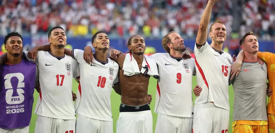 Jugadores de Inglaterra celebrando en el campo