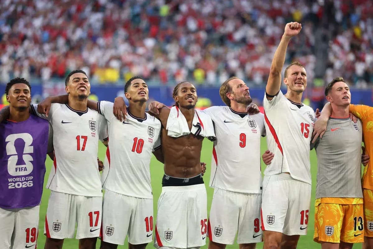 Jugadores de Inglaterra celebrando en el campo