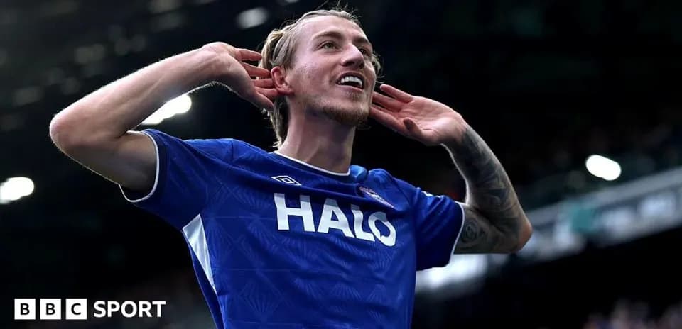 Jugador celebrando un gol con gesto de escucha