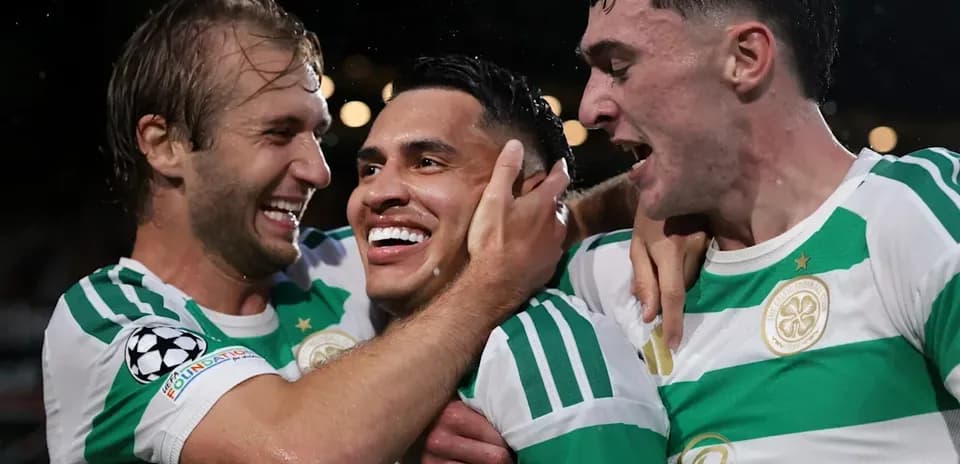 Jugadores de Celtic celebrando un gol juntos