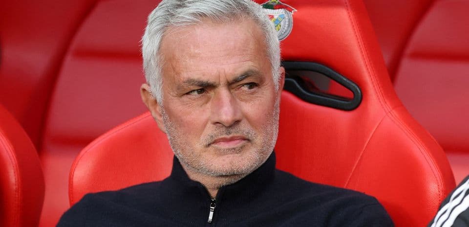 Entrenador sentado en el banquillo durante el partido