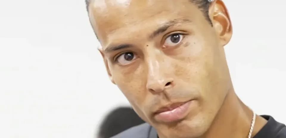 Jugador mirando hacia la cámara en vestuario