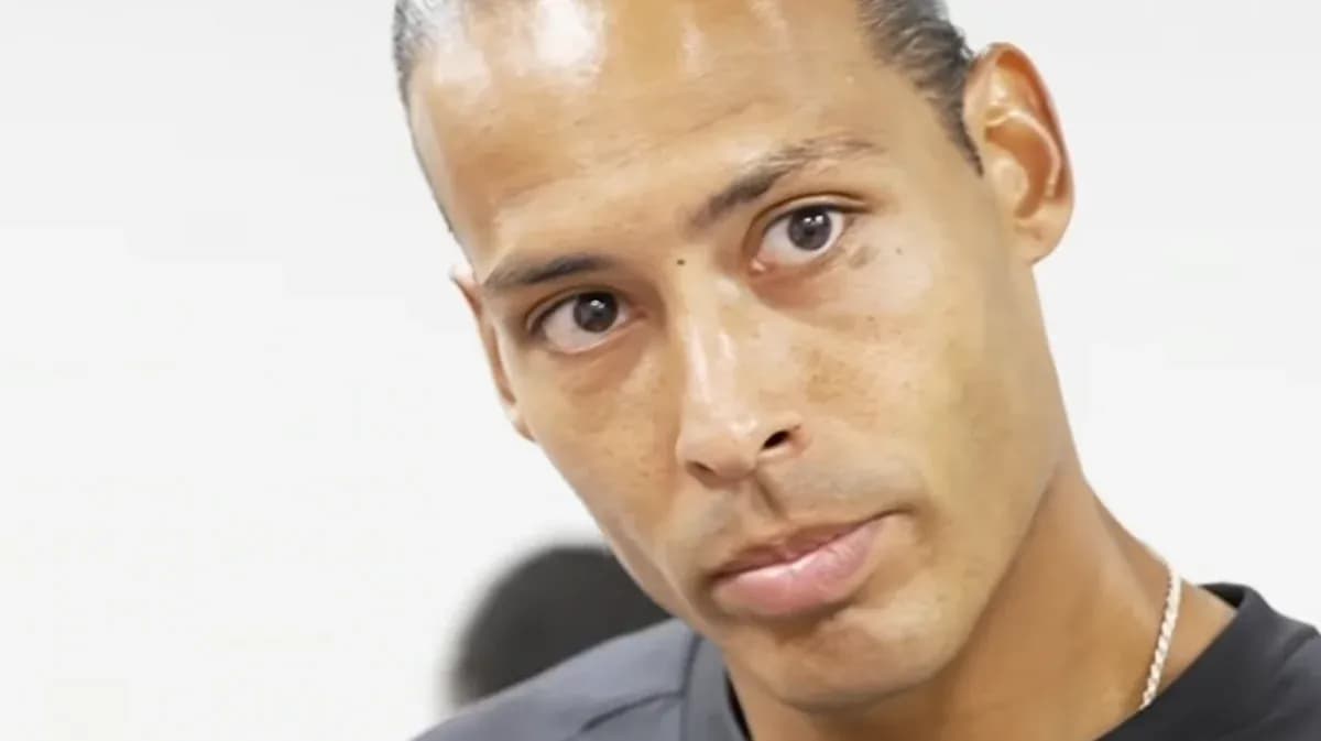 Jugador mirando hacia la cámara en vestuario