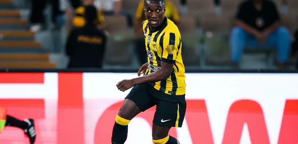 Jugador de Ittihad corriendo con el balón en el campo