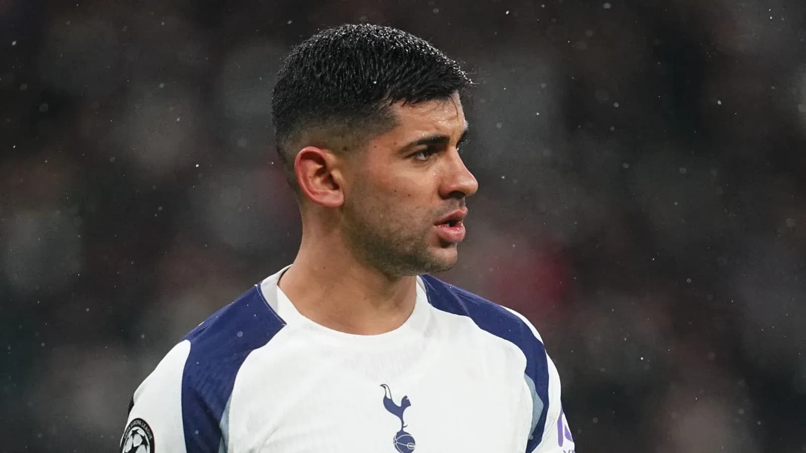 Jugador de Tottenham en acción durante un partido