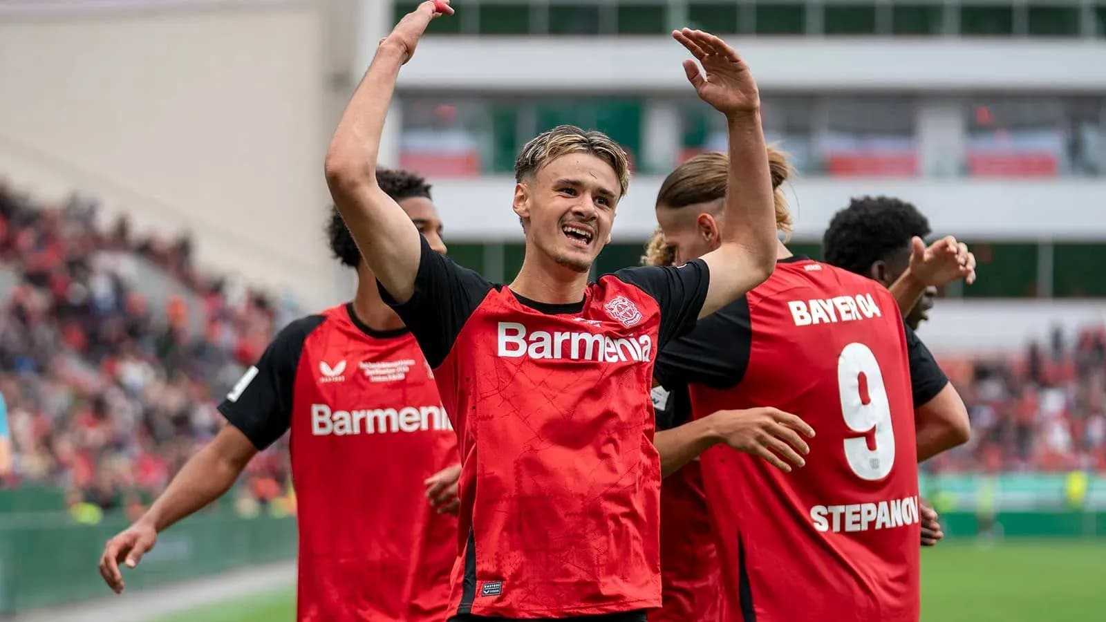 Jugador celebrando con compañeros tras un gol