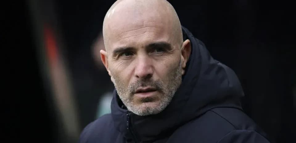 Entrenador observando el partido desde la banda