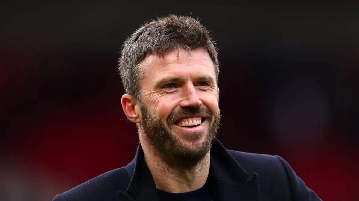 Entrenador sonriente en el estadio antes del partido
