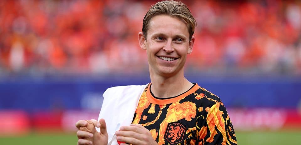 Jugador sonriente con camiseta colorida en el campo