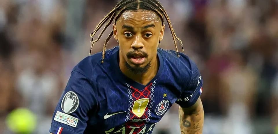 Jugador de PSG corriendo con balón durante partido