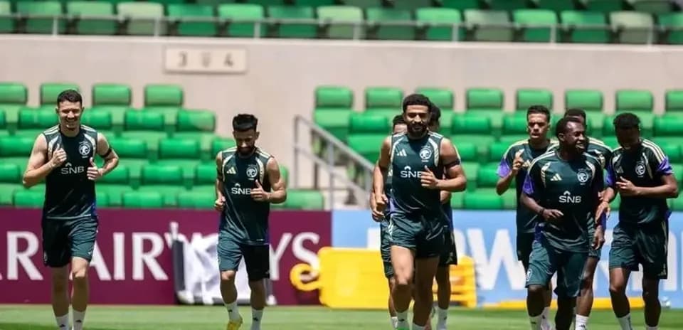 Jugadores corriendo durante entrenamiento en campo