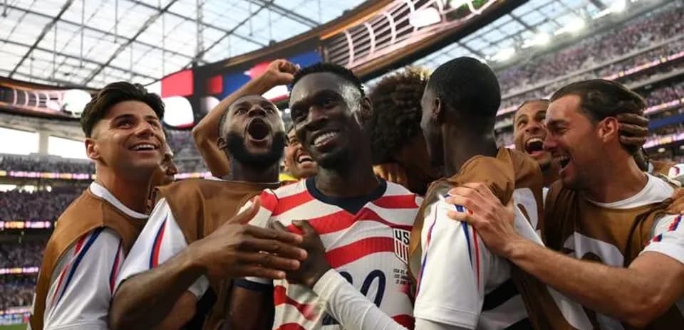 Jugadores de EE. UU. celebrando un gol
